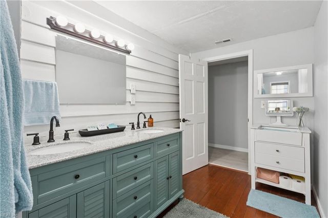 1900 Jenkins Neck RD, Hayes, VA 23072