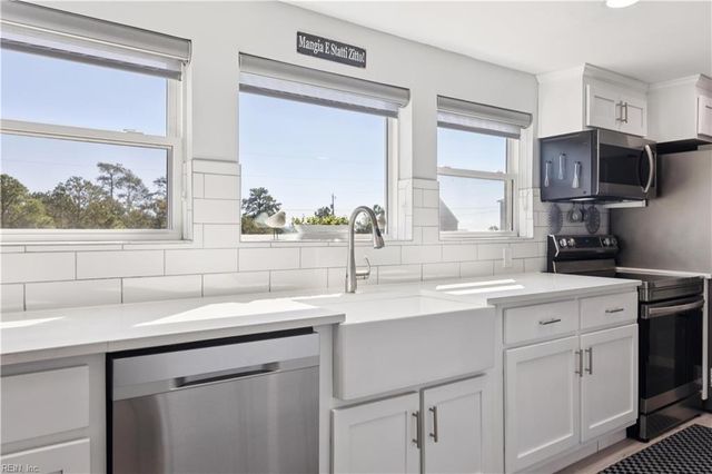 1900 Jenkins Neck RD, Hayes, VA 23072