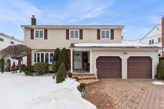 44 Wallace Drive, Plainview, NY 11803