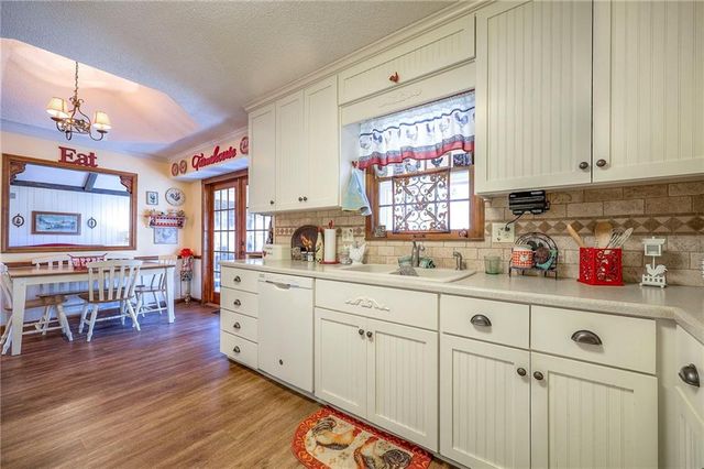 8422 Rosehill Road, Lenexa, KS 66215