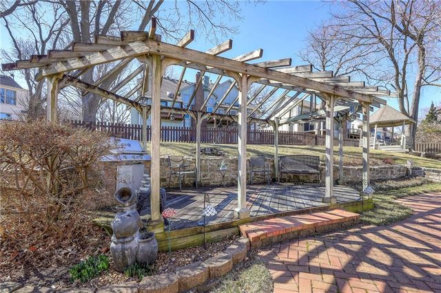 8422 Rosehill Road, Lenexa, KS 66215