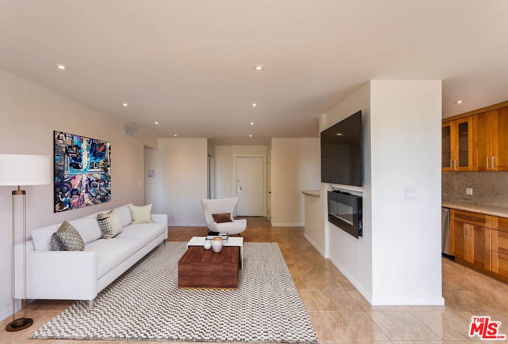 Image 1 of property listing at 403 N Oakhurst Dr, Beverly Hills, CA 90210