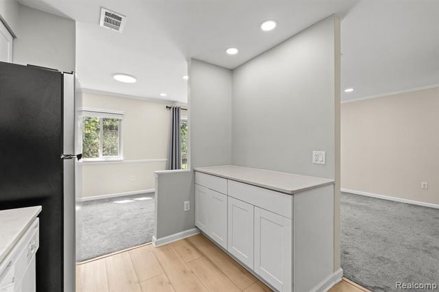 33909 Pondview Circle 11, Livonia, MI 48152