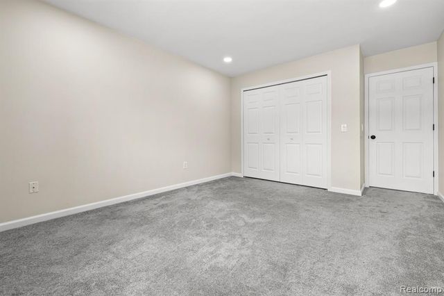 33909 Pondview Circle 11, Livonia, MI 48152