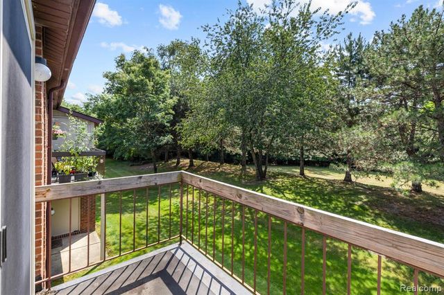 33909 Pondview Circle 11, Livonia, MI 48152