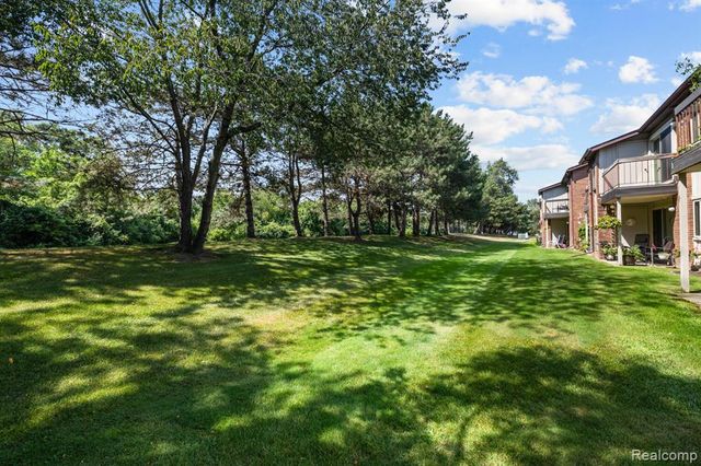 33909 Pondview Circle 11, Livonia, MI 48152