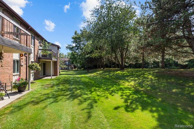33909 Pondview Circle 11, Livonia, MI 48152