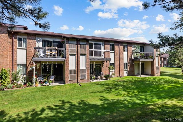 33909 Pondview Circle 11, Livonia, MI 48152