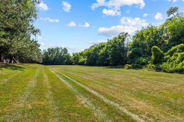 33909 Pondview Circle 11, Livonia, MI 48152