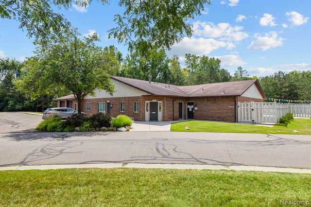 33909 Pondview Circle 11, Livonia, MI 48152