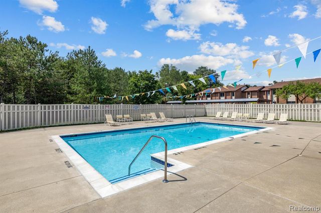 33909 Pondview Circle 11, Livonia, MI 48152