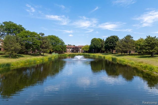 33909 Pondview Circle 11, Livonia, MI 48152