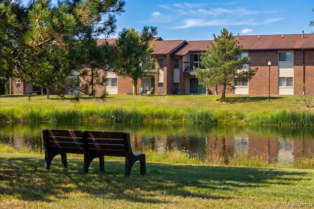 33909 Pondview Circle 11, Livonia, MI 48152