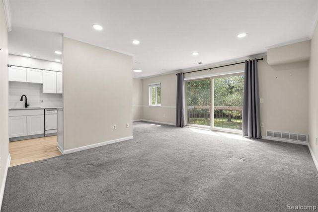 33909 Pondview Circle 11, Livonia, MI 48152