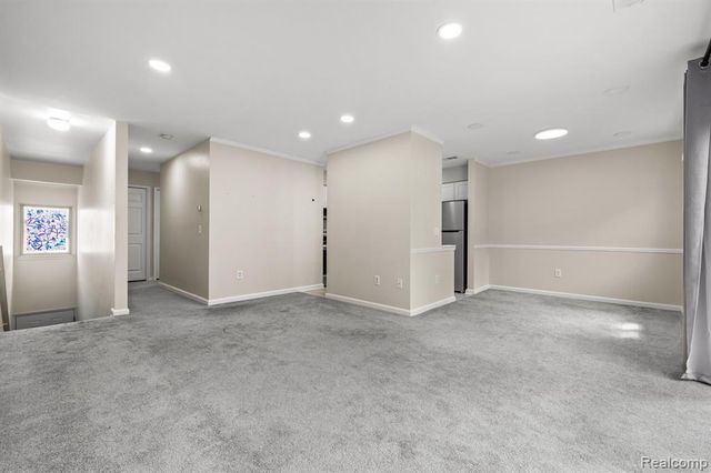 33909 Pondview Circle 11, Livonia, MI 48152