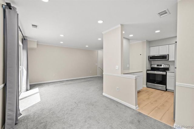 33909 Pondview Circle 11, Livonia, MI 48152
