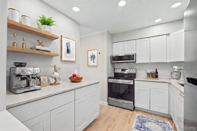 33909 Pondview Circle 11, Livonia, MI 48152