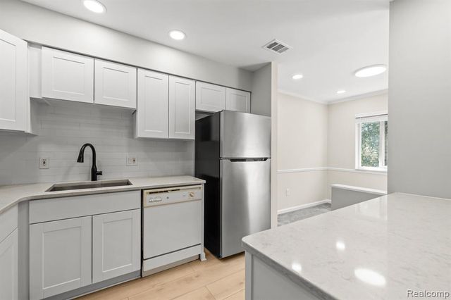 33909 Pondview Circle 11, Livonia, MI 48152