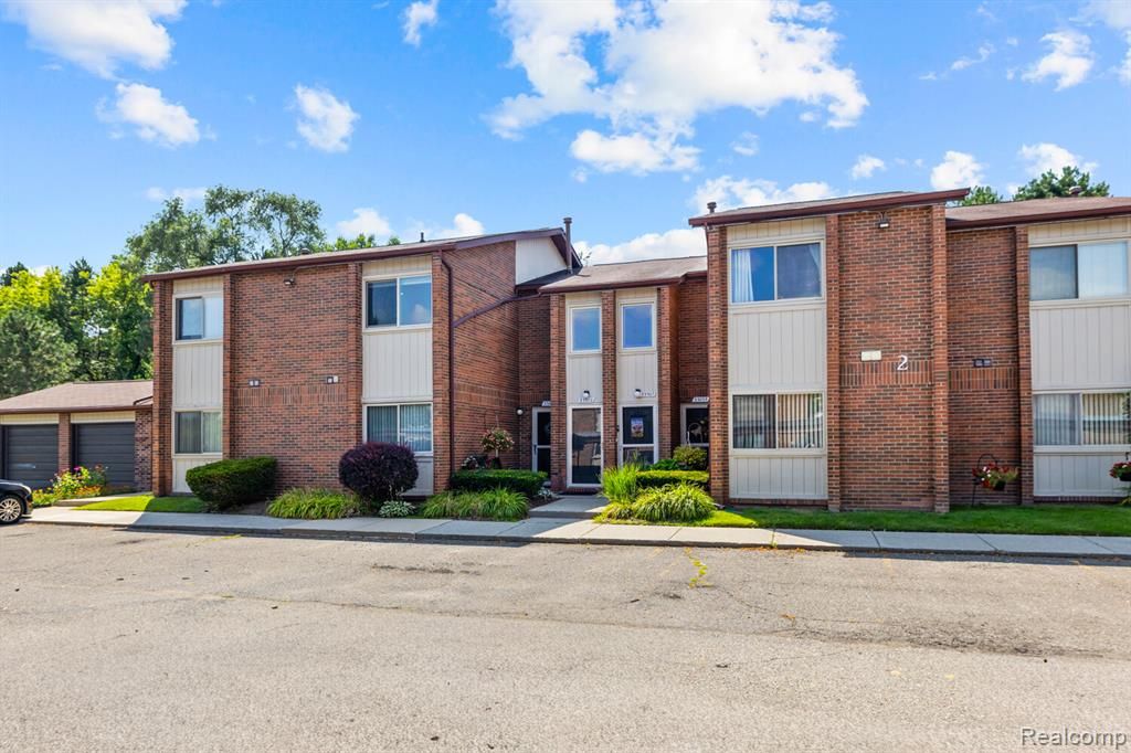 33909 Pondview Circle 11, Livonia, MI 48152