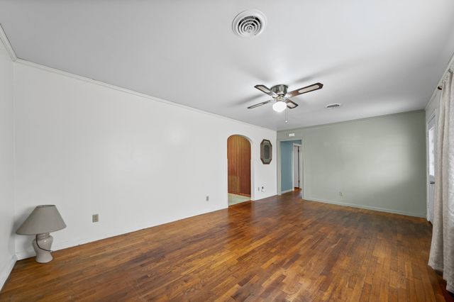 821 Memorial Dr, Paris, TN 38242