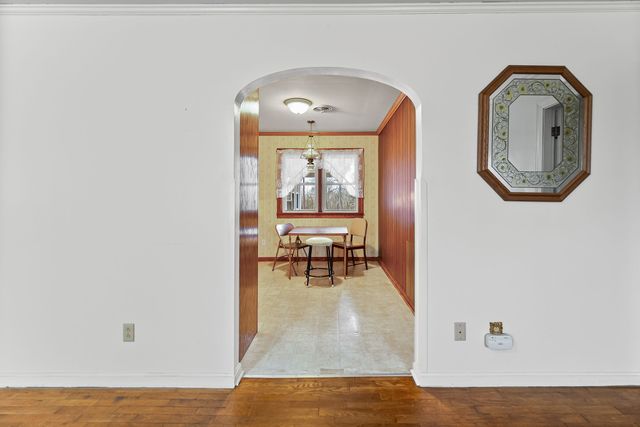 821 Memorial Dr, Paris, TN 38242