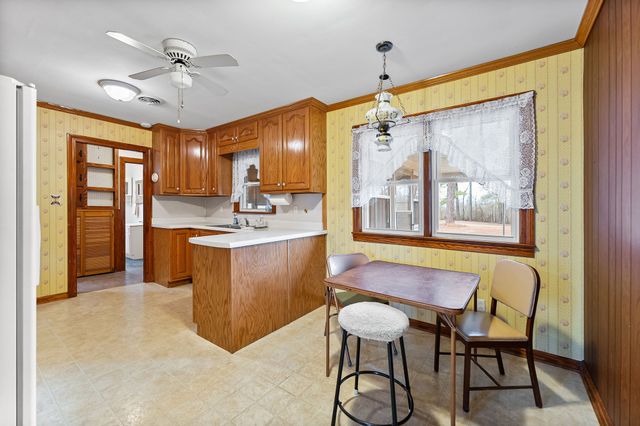 821 Memorial Dr, Paris, TN 38242