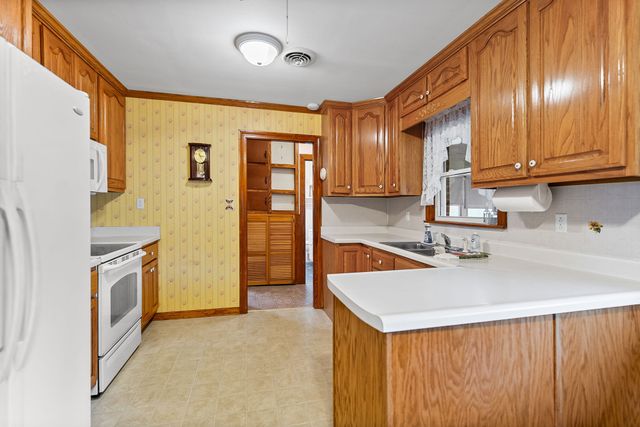 821 Memorial Dr, Paris, TN 38242