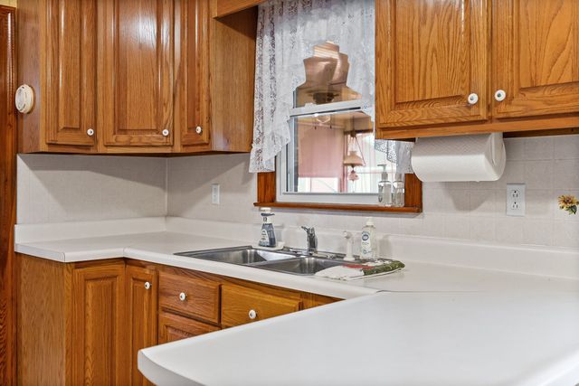 821 Memorial Dr, Paris, TN 38242