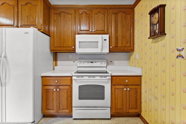 821 Memorial Dr, Paris, TN 38242