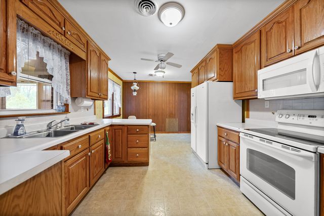 821 Memorial Dr, Paris, TN 38242
