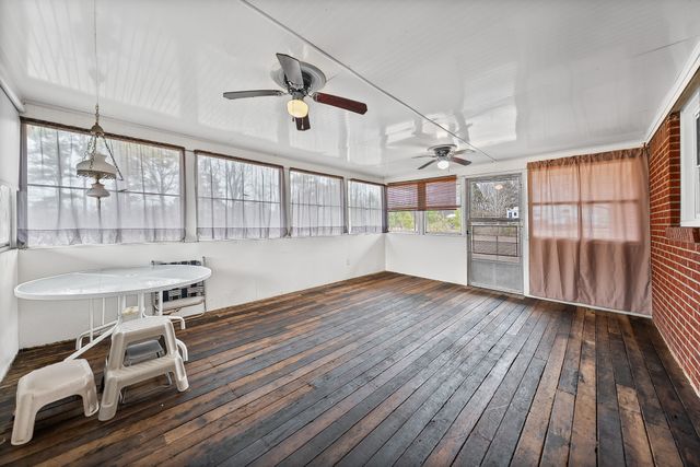 821 Memorial Dr, Paris, TN 38242