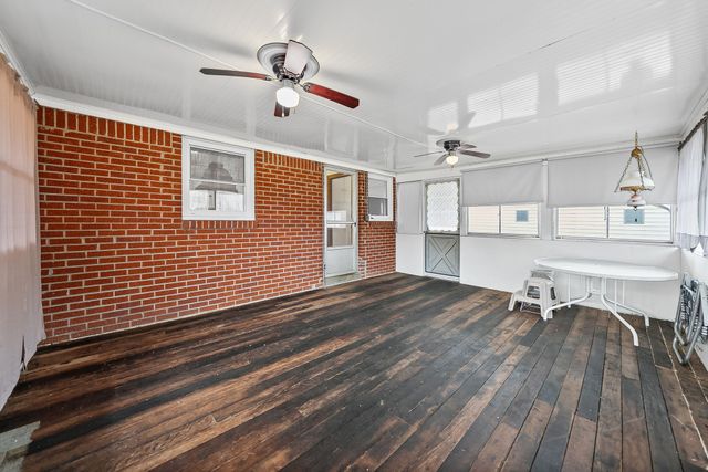821 Memorial Dr, Paris, TN 38242
