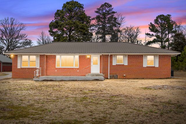 821 Memorial Dr, Paris, TN 38242