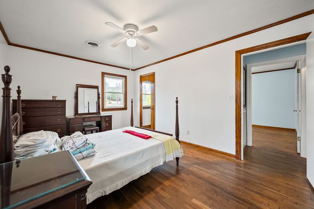 821 Memorial Dr, Paris, TN 38242
