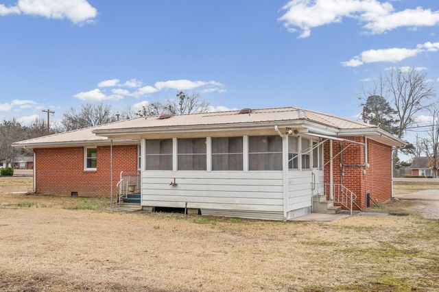 821 Memorial Dr, Paris, TN 38242