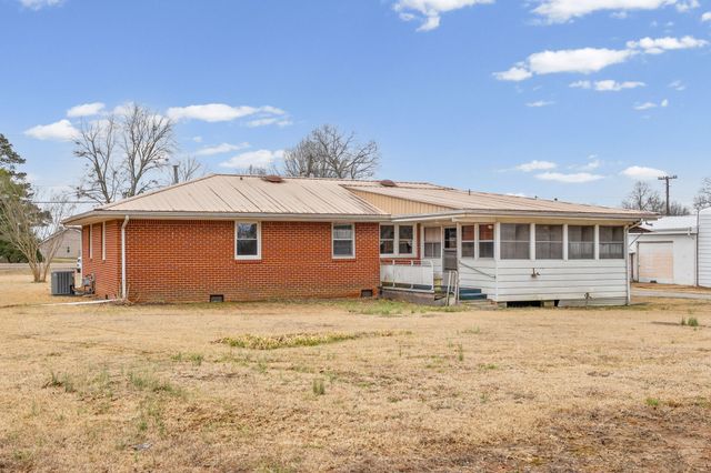 821 Memorial Dr, Paris, TN 38242