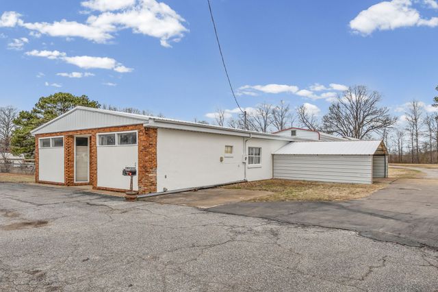 821 Memorial Dr, Paris, TN 38242