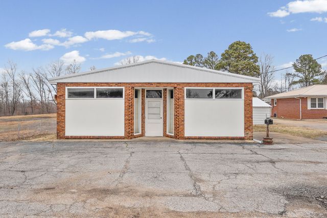 821 Memorial Dr, Paris, TN 38242