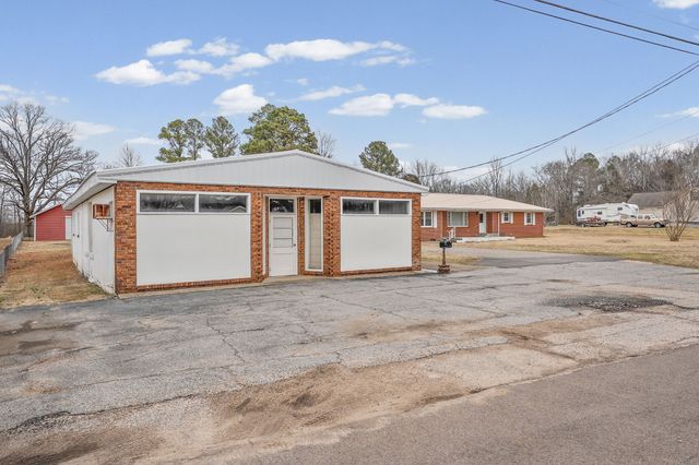 821 Memorial Dr, Paris, TN 38242