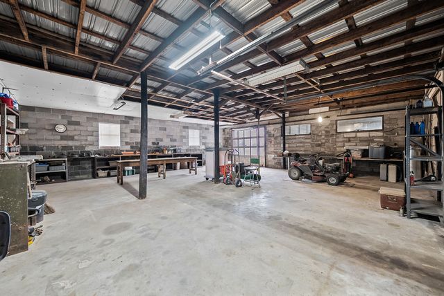 821 Memorial Dr, Paris, TN 38242