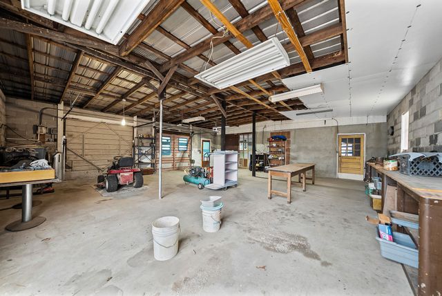 821 Memorial Dr, Paris, TN 38242