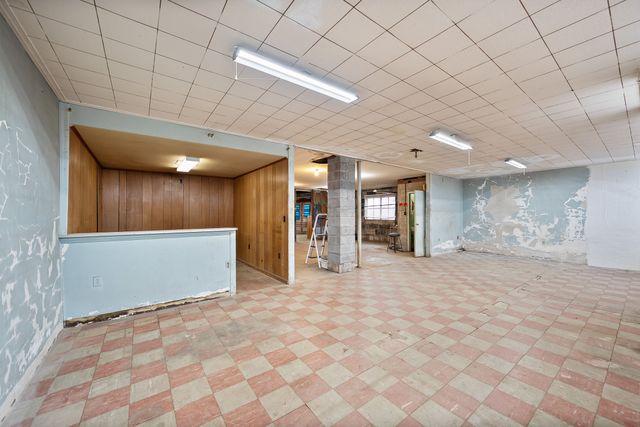 821 Memorial Dr, Paris, TN 38242