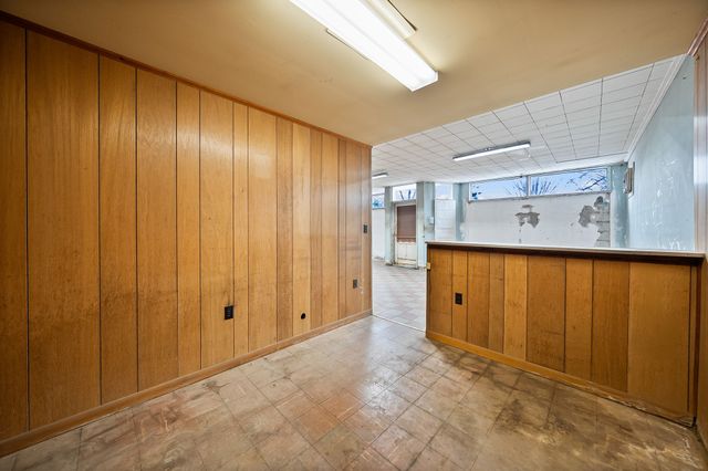 821 Memorial Dr, Paris, TN 38242