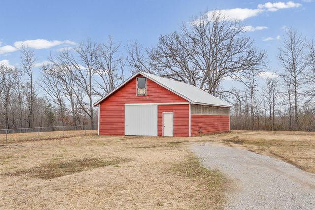 821 Memorial Dr, Paris, TN 38242