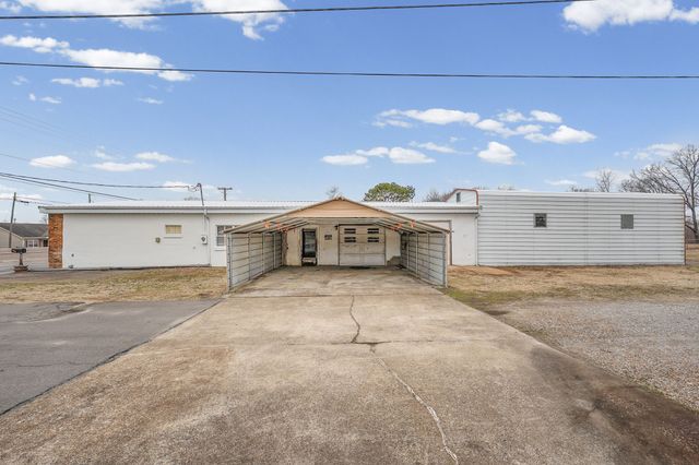 821 Memorial Dr, Paris, TN 38242