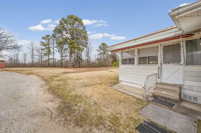 821 Memorial Dr, Paris, TN 38242