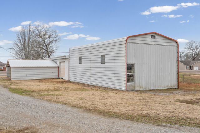 821 Memorial Dr, Paris, TN 38242