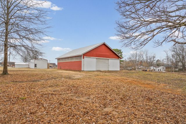 821 Memorial Dr, Paris, TN 38242