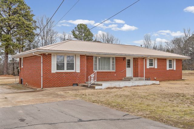 821 Memorial Dr, Paris, TN 38242