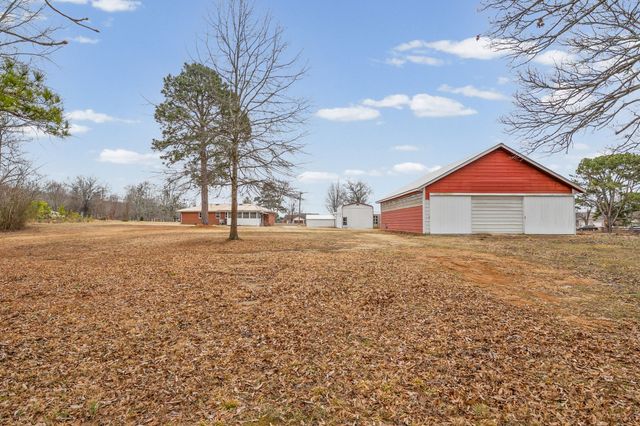 821 Memorial Dr, Paris, TN 38242